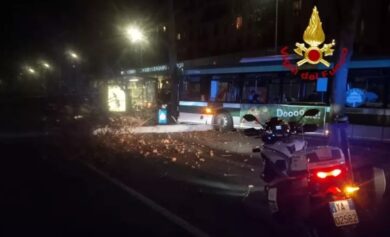 Autista ha un malore, bus si schianta contro un albero: otto feriti a Milano