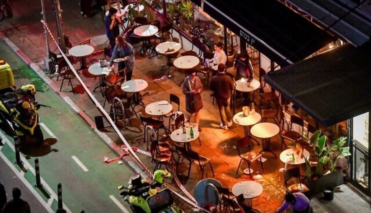 Israele, attentato con coltello a Tel Aviv: 4 feriti. Idf: “Colpiti oltre 10 terroristi in Cisgiordania” Israele, attentato con coltello a Tel Aviv: 4 feriti. Idf: “Colpiti oltre 10 terroristi in Cisgiordania”