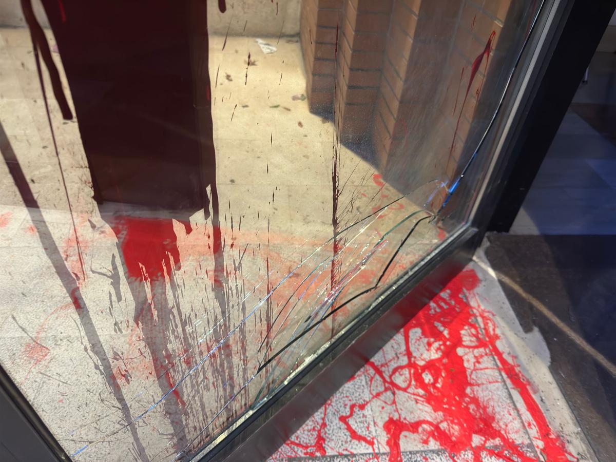 Bari Municipio 1, imbrattate nella notte le vetrate: atto vandalico?