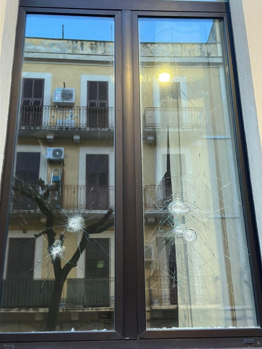 Bari Municipio 1, imbrattate nella notte le vetrate: atto vandalico?