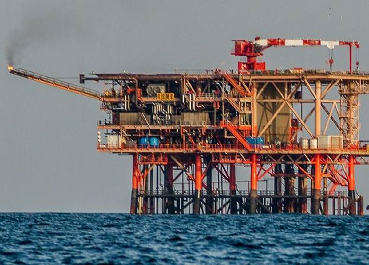 Rogo nel mare del Molise, a fuoco la piattaforma Rospo di Mare: evacuata Rogo nel mare del Molise, a fuoco la piattaforma Rospo di Mare: evacuata