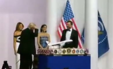 Trump scatenato, balla agitando una spada e stupisce il pubblico: il video virale