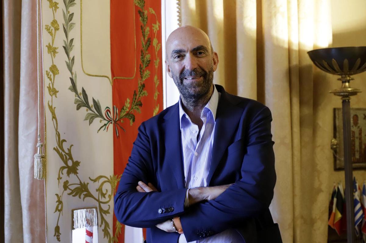 Bari Municipio 1, imbrattate nella notte le vetrate: atto vandalico?