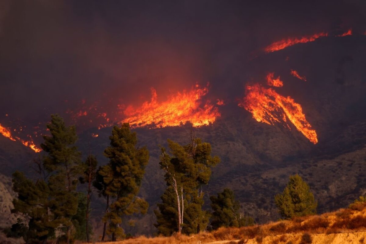 Los Angeles brucia ancora, nuovo incendio a nord della città: 31mila evacuati