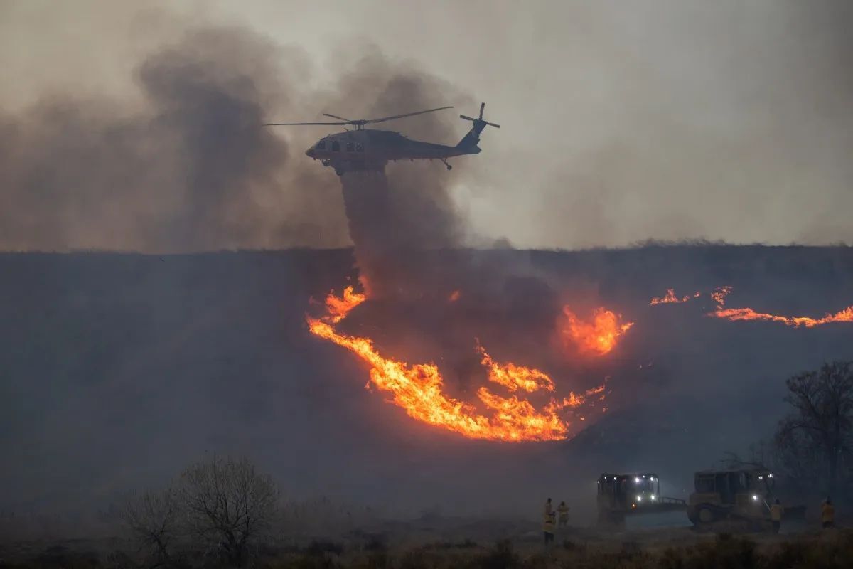Los Angeles brucia ancora, nuovo incendio a nord della città: 31mila evacuati