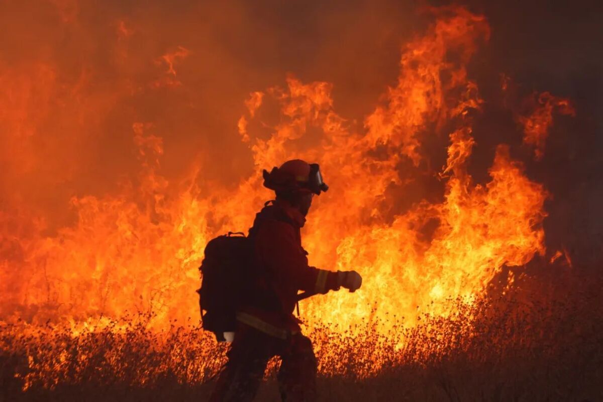 Los Angeles brucia ancora, nuovo incendio a nord della città: 31mila evacuati