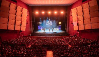 Lo Zoo di 105 di Marco Mazzoli vince (anche) a teatro: sold out a Milano, le risate e il toccante omaggio a Leone Di Lernia