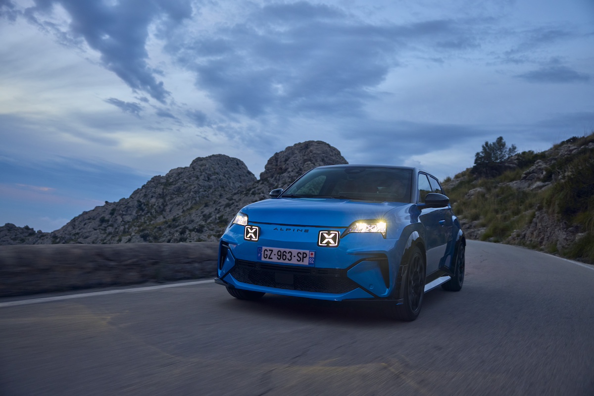 Alpine A290: la rivoluzione della sportività elettrica è  On Air con la nuova campagna p ubblicitaria