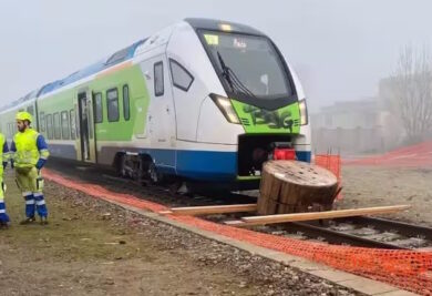 Treni, incubo senza fine: bobina gigante blocca i binari. Disagi sulla Vercelli-Mortara-Pavia