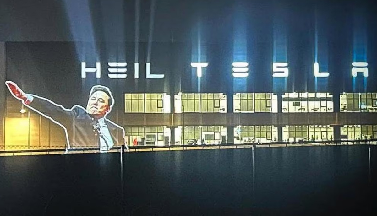 Musk e il saluto romano, la pesante provocazione degli attivisti a Berlino. VIDEO Musk e il saluto romano, la pesante provocazione degli attivisti a Berlino. VIDEO