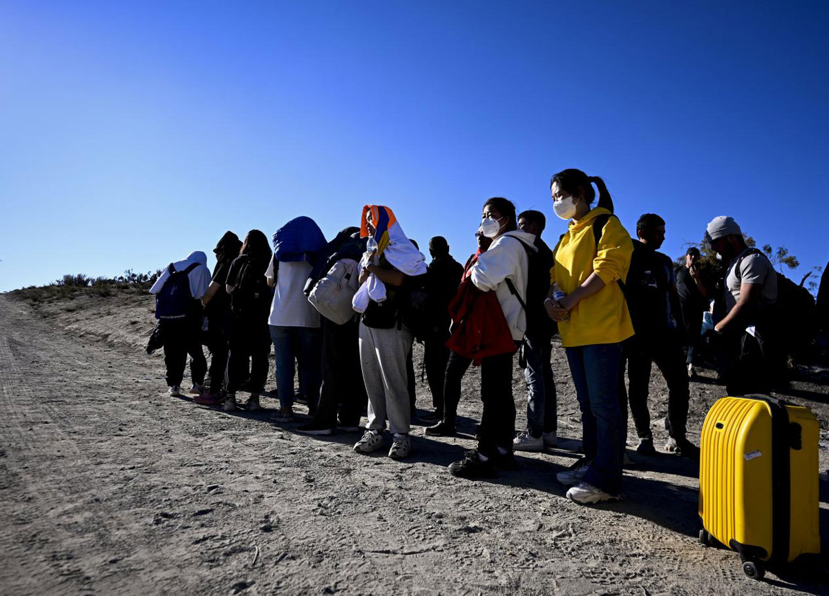 Trump: “Dazi all’Italia? Vediamo, Meloni mi piace molto”. La Casa Bianca posta la foto dei migranti espulsi in catene Trump: “Dazi all’Italia? Vediamo, Meloni mi piace molto”. La Casa Bianca posta la foto dei migranti espulsi in catene