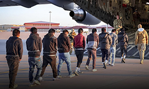 Trump: “Dazi all’Italia? Vediamo, Meloni mi piace molto”. La Casa Bianca posta la foto dei migranti espulsi in catene Trump: “Dazi all’Italia? Vediamo, Meloni mi piace molto”. La Casa Bianca posta la foto dei migranti espulsi in catene