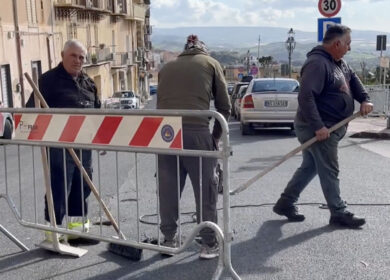 Politici e vita reale, una distanza incolmabile che si riduce solo alle elezioni