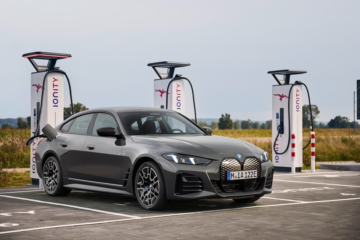 BMW sfida Audi e Mercedes:  ecco l’arma vincente nelle vendite di veicoli elettrici