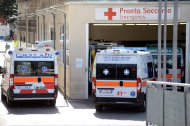 Tragedia a Napoli: perde il controllo della moto e viene travolta da un veicolo, morta un’infermiera del 118