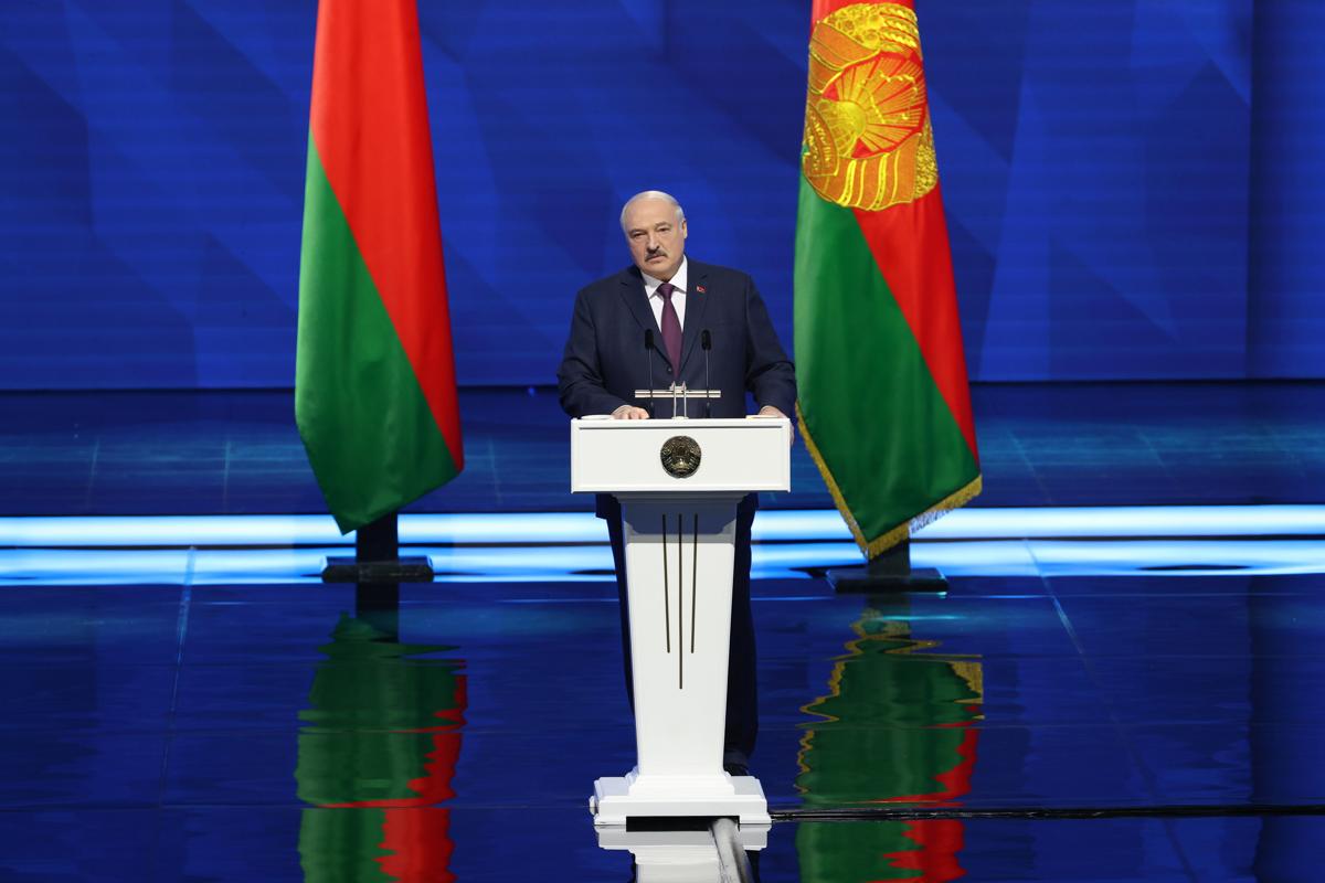 Bielorussia, Lukashenko rieletto con oltre l’80% dei voti. L’Ue si smarca: “Elezioni farsa” Bielorussia, Lukashenko rieletto con oltre l’80% dei voti. L’Ue si smarca: “Elezioni farsa”