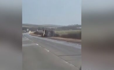 Scozia nella morsa della tempesta Eowyn: raffiche di vento a 100km/h ribaltano un tir. VIDEO