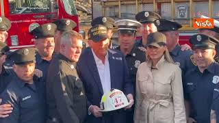 Trump e Melania tra i pompieri di Los Angeles. Per lui il casco con il numero 47. VIDEO
