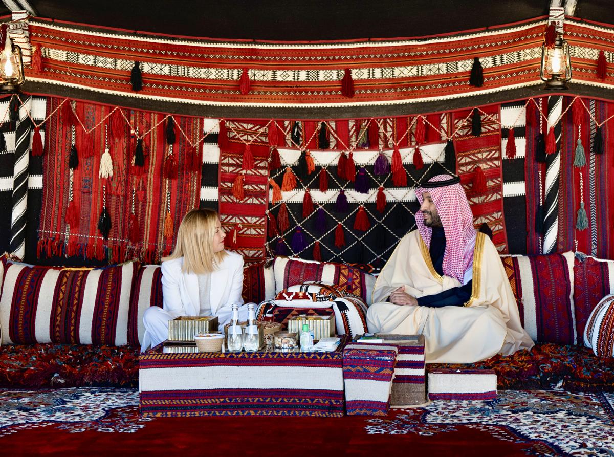 In Arabia gli islamici stringono la mano a Meloni. Ma non è una sorpresa (salvo che per la propaganda) In Arabia gli islamici stringono la mano a Meloni. Ma non è una sorpresa (salvo che per la propaganda)
