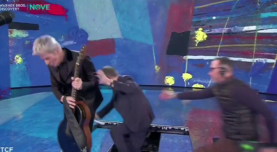 Fabio Fazio “salvato per miracolo”: inciampa e rischia di cadere nella botola. Il video