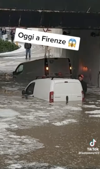 Maltempo a Firenze, violenta pioggia causa allagamenti e danni | video