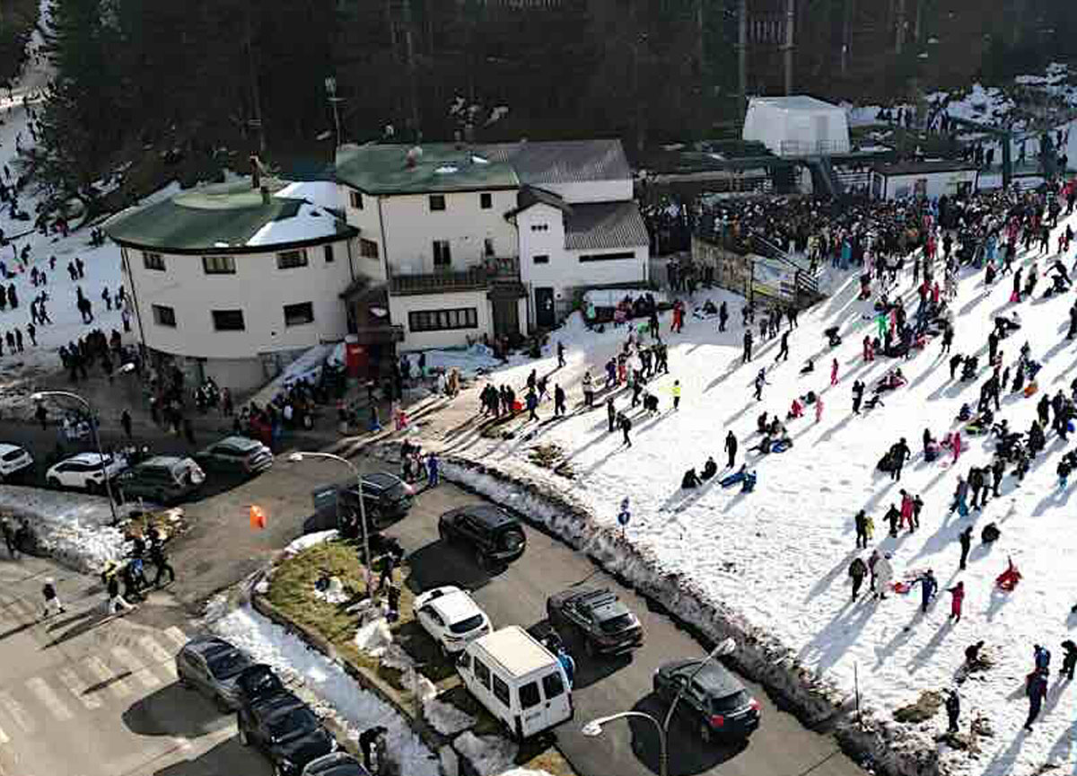 Roccaraso invasa dai turisti campani, l’appello del sindaco: “Qui serve l’Esercito” Roccaraso invasa dai turisti campani, l’appello del sindaco: “Qui serve l’Esercito”