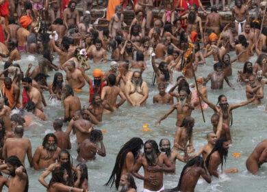 India, il pellegrinaggio al Gange finisce in tragedia: 15 morti “schiacciati”