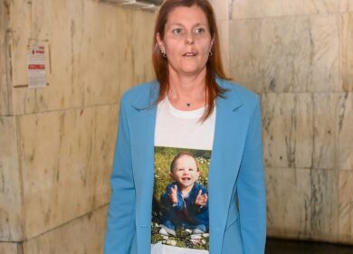 Pifferi, la sorella in tribunale con una maglietta raffigurante la piccola Diana