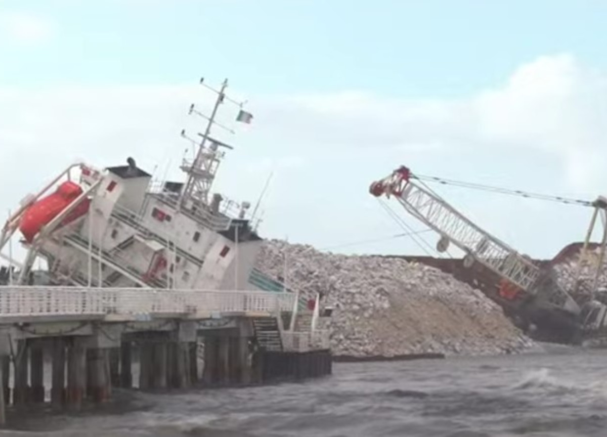Marina di Massa, nave di 100 metri va a sbattere contro il pontile: “Carburante in acqua” Marina di Massa, nave di 100 metri va a sbattere contro il pontile: “Carburante in acqua”