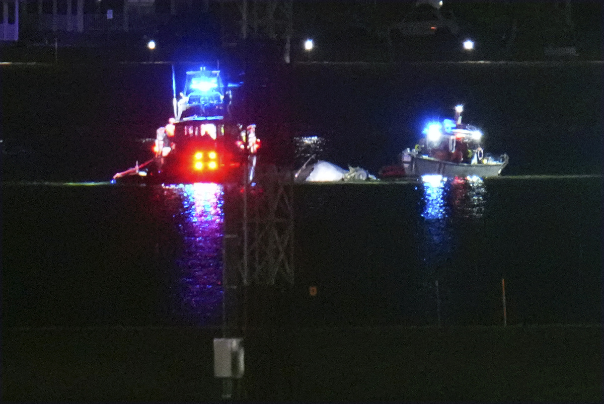 Tragedia a Washington, elicottero contro aereo: 67 morti. Trump: “Colpa di Obama e Biden”. VIDEO Tragedia a Washington, elicottero contro aereo: 67 morti. Trump: “Colpa di Obama e Biden”. VIDEO