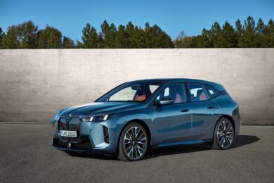 BMW iX 2025: più autonomia, potenza e lusso per il SUV elettrico di Monaco