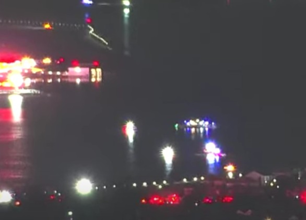 Tragedia a Washington, elicottero contro aereo: 67 morti. Trump: “Colpa di Obama e Biden”. VIDEO Tragedia a Washington, elicottero contro aereo: 67 morti. Trump: “Colpa di Obama e Biden”. VIDEO