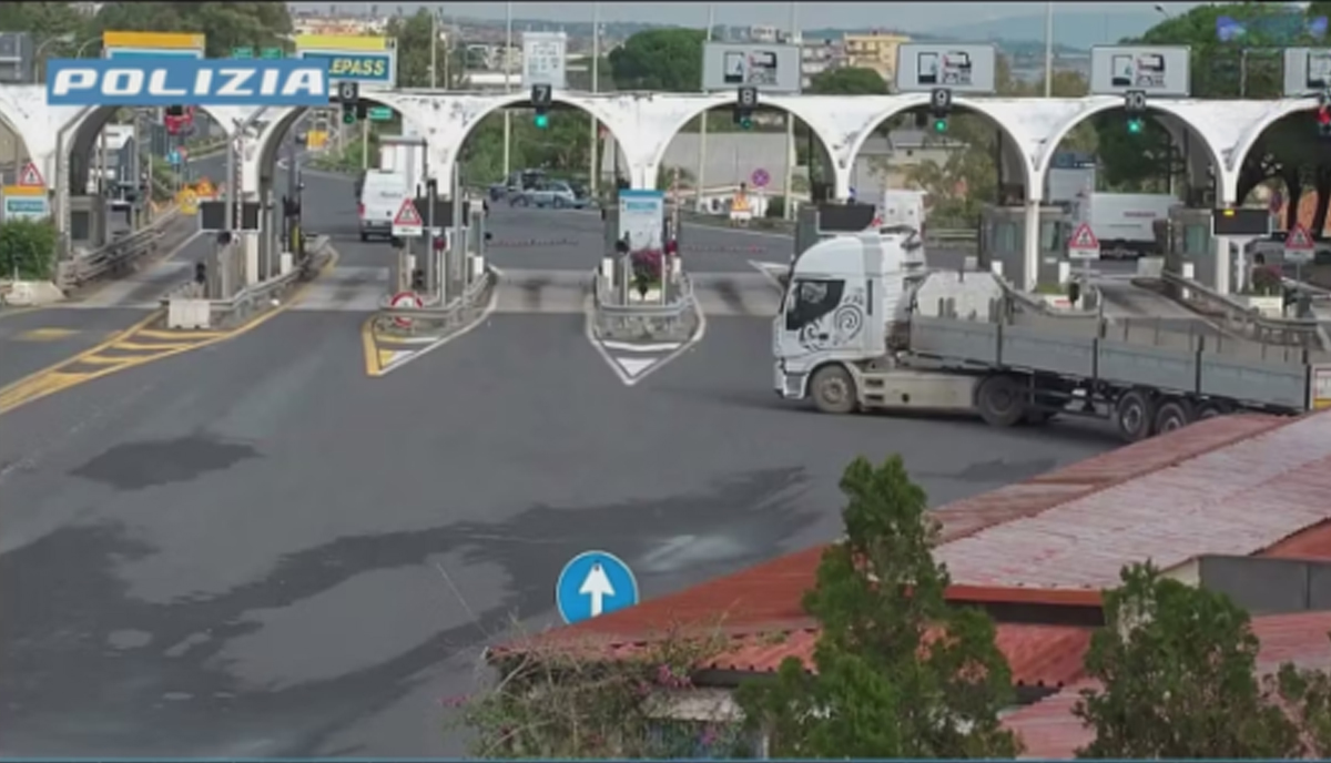 Follia sull’Autostrada A18, fa retromarcia con il Tir per sfuggire al posto di blocco. VIDEO Follia sull’Autostrada A18, fa retromarcia con il Tir per sfuggire al posto di blocco. VIDEO