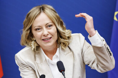 Sondaggi, l’intrigo Almasri non aiuta la sinistra: FdI continua a crescere e arriva al 30,5%