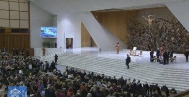 Paura in Vaticano: il bastone di Papa Francesco si rompe, il pontefice perde l’equilibrio | VIDEO