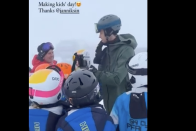 Sinner sorpreso dai bambini mentre scia, il gesto da vero numero uno al mondo. VIDEO