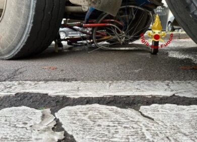 Ciclista 74enne travolto e ucciso da un camion nel Milanese