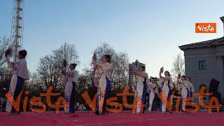Capodanno cinese di Milano 2025, le danze tradizionali con ombrelli e ventagli. VIDEO
