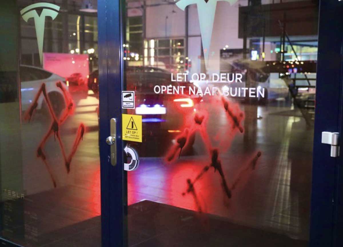 “No ai nazisti” e svastiche, imbrattato lo show room della Tesla all’Aia