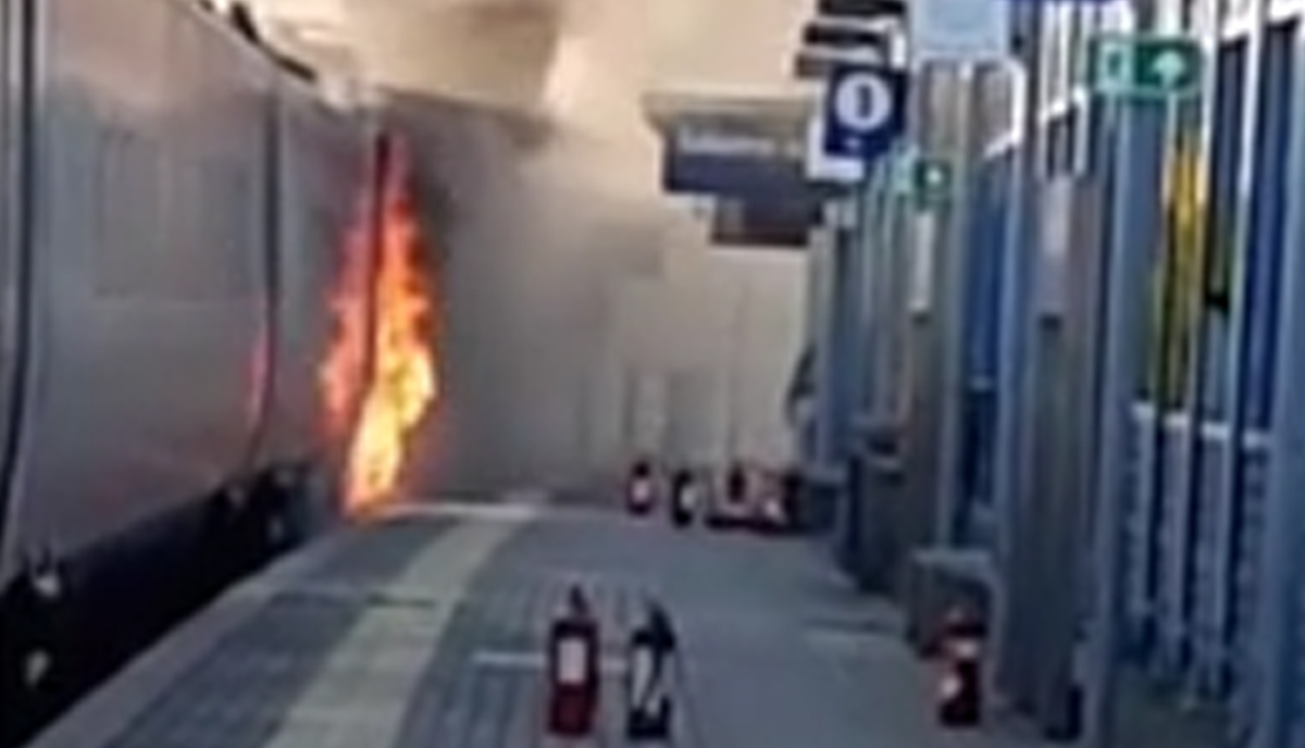 Treni, incubo senza fine. A fuoco un Frecciargento a Lastra a Signa. VIDEO Treni, incubo senza fine. A fuoco un Frecciargento a Lastra a Signa. VIDEO