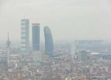 Smog, si salvi chi può: 25 città italiane “fuori legge”. Ma la più inquinata non è Milano, primo posto inatteso