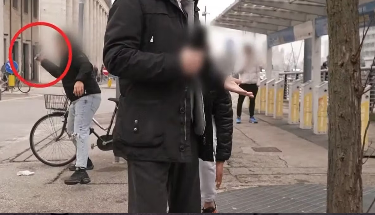 Striscia la Notizia, baby gang aggredisce e rompe il gomito al cameraman. Paura a Padova. VIDEO Striscia la Notizia, baby gang aggredisce e rompe il gomito al cameraman. Paura a Padova. VIDEO