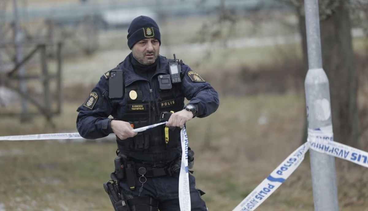 Svezia, spari in una scuola vicino a Stoccolma. La Polizia: “Ci sono almeno dieci vittime, morto l’attentatore” Svezia, spari in una scuola vicino a Stoccolma. La Polizia: “Ci sono almeno dieci vittime, morto l’attentatore”