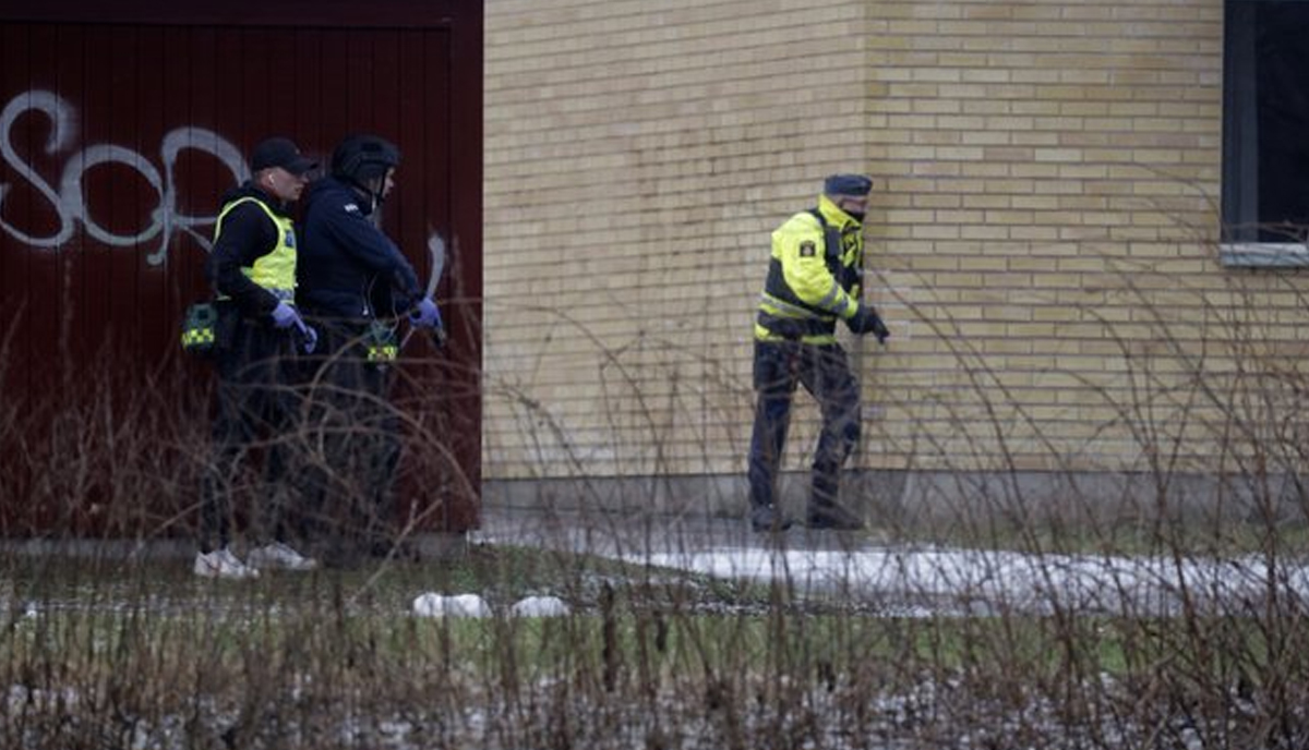 Svezia, spari in una scuola vicino a Stoccolma. La Polizia: “Ci sono almeno dieci vittime, morto l’attentatore” Svezia, spari in una scuola vicino a Stoccolma. La Polizia: “Ci sono almeno dieci vittime, morto l’attentatore”