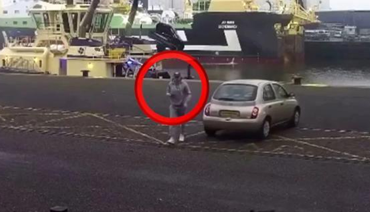 Parcheggia l’auto al porto, ma si dimentica il freno a mano. La macchina non fa una bella fine. VIDEO Parcheggia l’auto al porto, ma si dimentica il freno a mano. La macchina non fa una bella fine. VIDEO