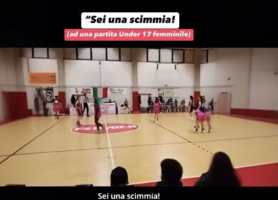 “Sei una scimmia”, l’insulto di una donna ad una ragazza di colore al basket | video