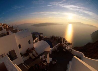 Santorini trema, panico sull’isola: turisti e residenti lasciano la località greca dopo le scosse di terremoto- VIDEO