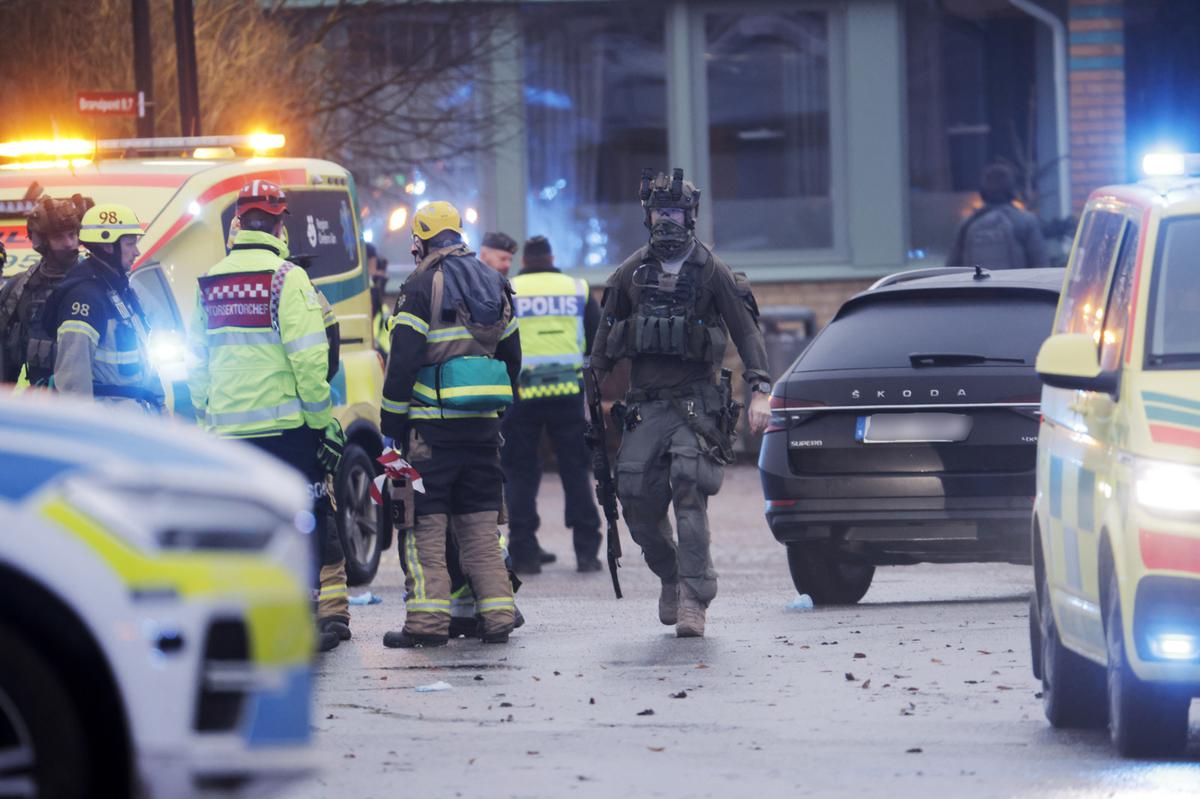 Svezia, spari in una scuola vicino a Stoccolma. La Polizia: “Ci sono almeno dieci vittime, morto l’attentatore” Svezia, spari in una scuola vicino a Stoccolma. La Polizia: “Ci sono almeno dieci vittime, morto l’attentatore”