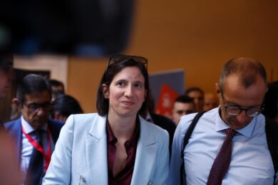 Ricci del Pd: “Un marchigiano alla porta”. Si fa invitare nelle case per rilanciare i dem, ma…