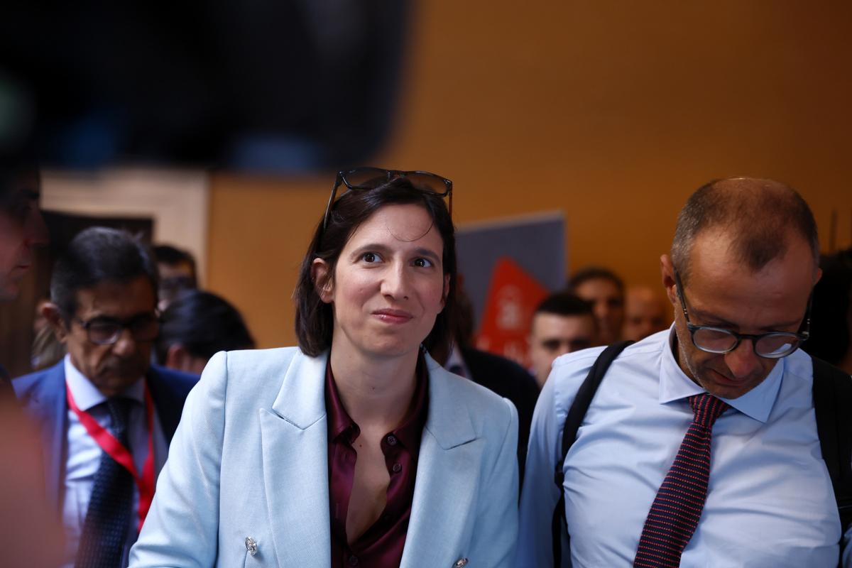Ricci del Pd: “Un marchigiano alla porta”. Si fa invitare nelle case per rilanciare i dem, ma… Ricci del Pd: “Un marchigiano alla porta”. Si fa invitare nelle case per rilanciare i dem, ma…